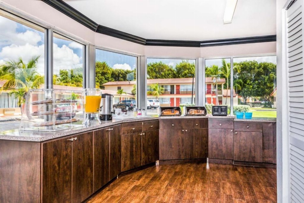 Econo Lodge Inn & Suites