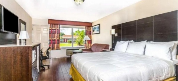 Econo Lodge Inn & Suites image 8