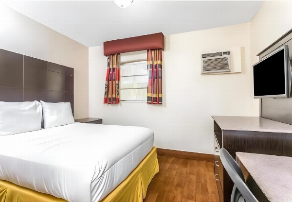 Econo Lodge Inn & Suites image 9